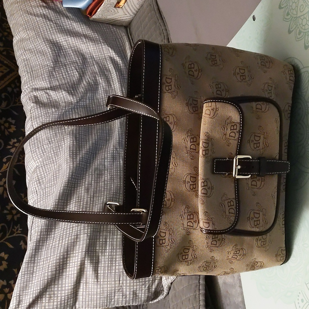 GUC Dooney & Bourke East/West Shoulder Bag in cream and brown